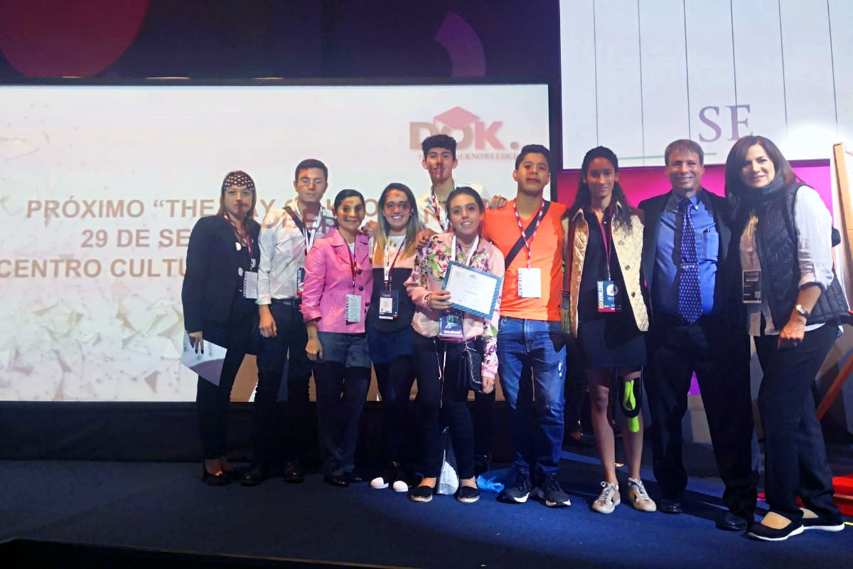 3 / 3 - Expositores con alumnos la Escuela de Economía y Negocios. 3 / 3 - Expositores con alumnos la Escuela de Economía y Negocios.