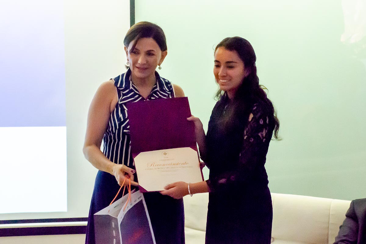 6 / 8 - La Lic. Gilda Aurora Trujillo González recibe reconocimiento y presente de los