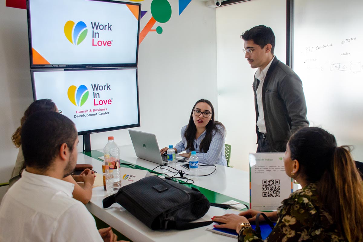 9 / 11 - Work in love presente en la jornada laboral.