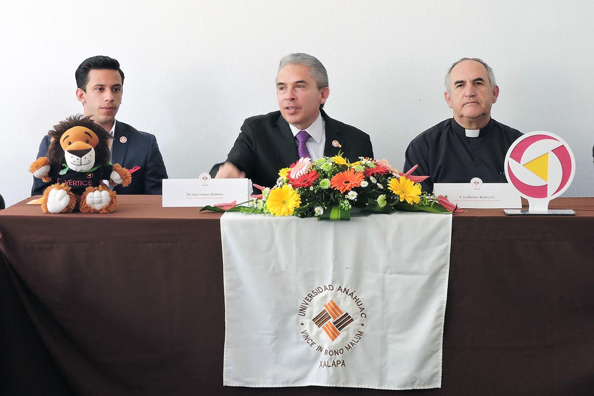 10 / 10 - Rector Dr. Luis Linares Romero y P. Guillermo Romo L.C., director de Formación