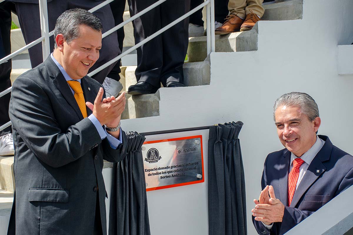 4 / 5 - Develación de la placa por el Mtro. José Luis Arenas Delgado y el Dr. Luis Linares