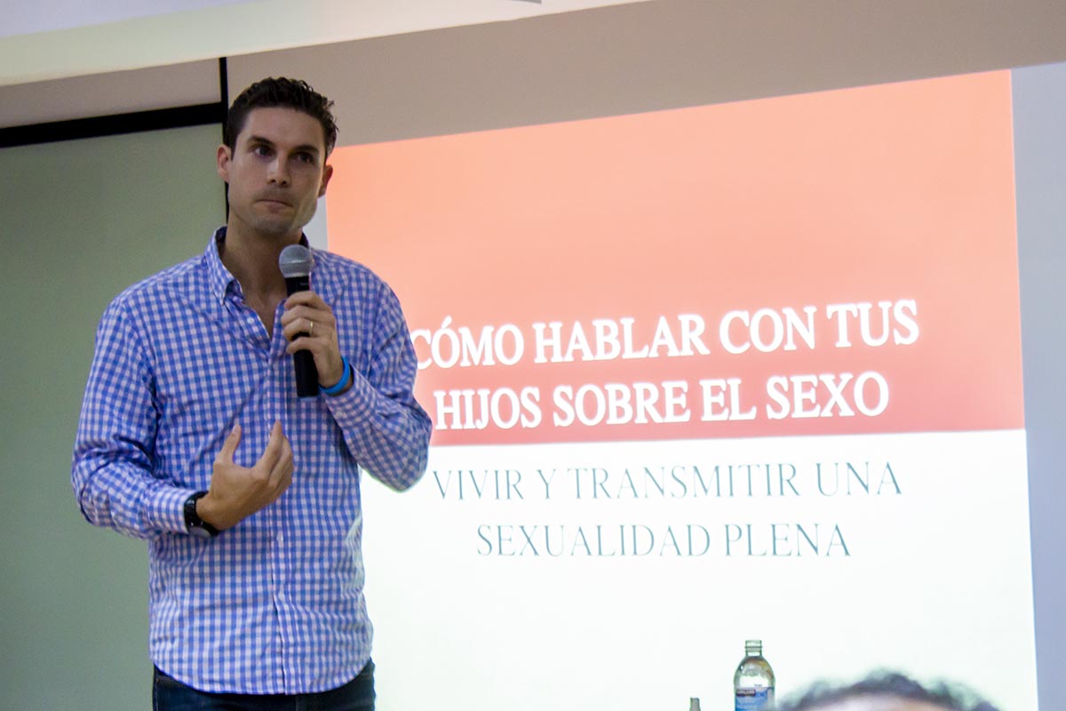 1 / 7 - Plática para padres de familia y maestros con Evan Lemoine, conferencista de talla