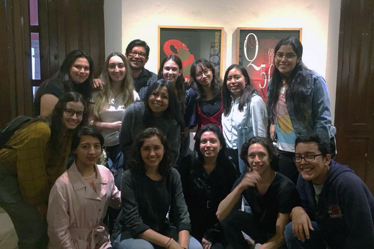 4 / 5 - Alumnos de la Escuela de Diseño Gráfico con el Mtro. César Benítez. 4 / 5 - Alumnos de la Escuela de Diseño Gráfico con el Mtro. César Benítez.