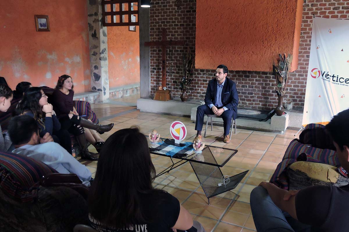 1 / 3 - Integrantes de Grupo Vértice con el Mtro. Luis De Ávila Campos. 1 / 3 - Integrantes de Grupo Vértice con el Mtro. Luis De Ávila Campos.