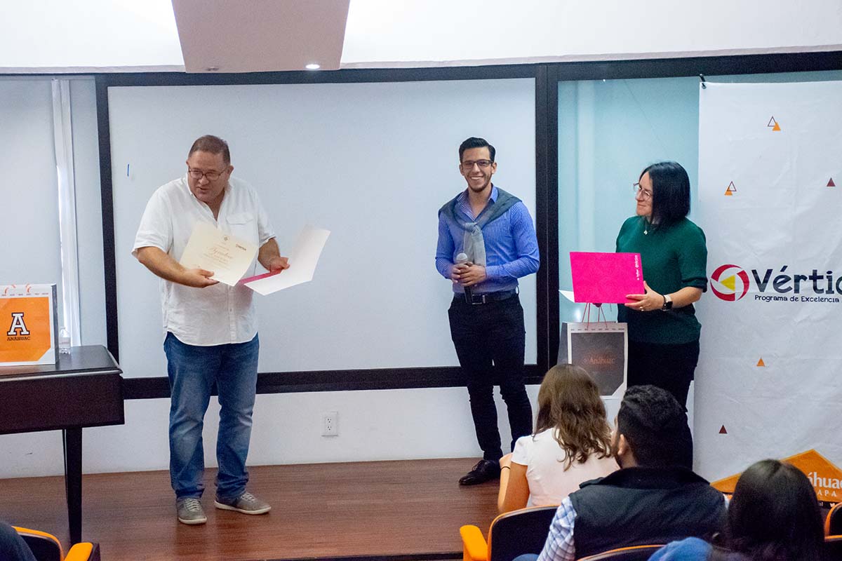 4 / 4 - Entrega de reconocimiento al señor José María Hernández Bonilla.