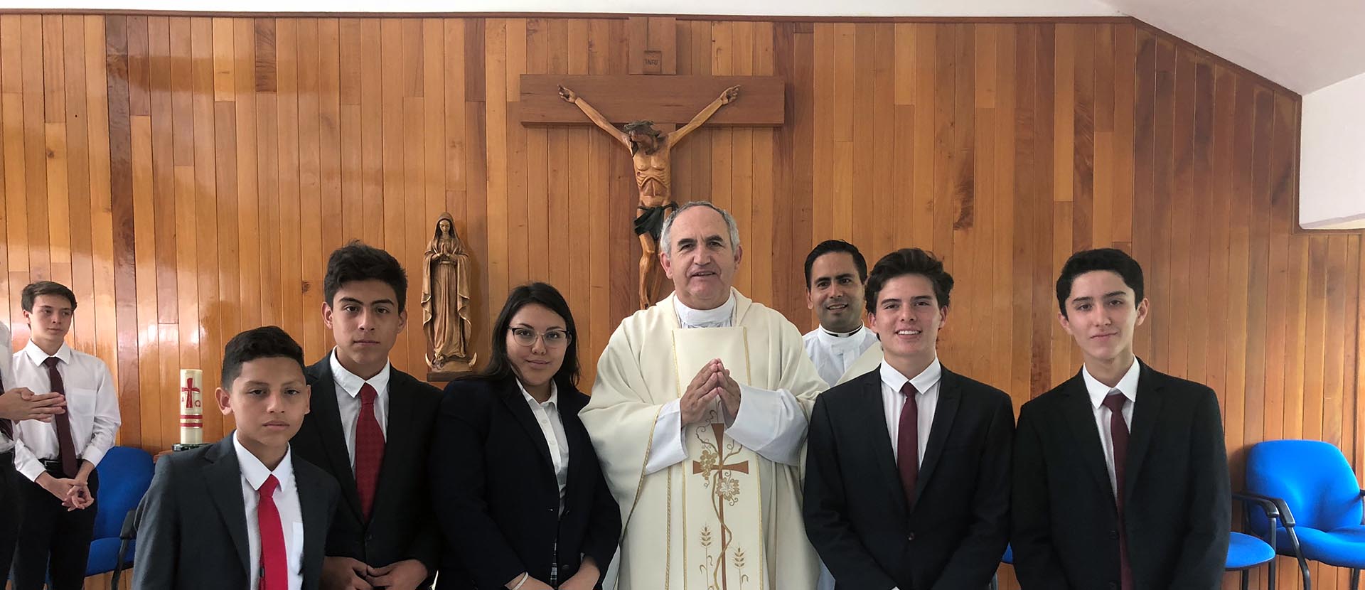Recibieron la Primera Comunión cinco alumnos de Bachillerato