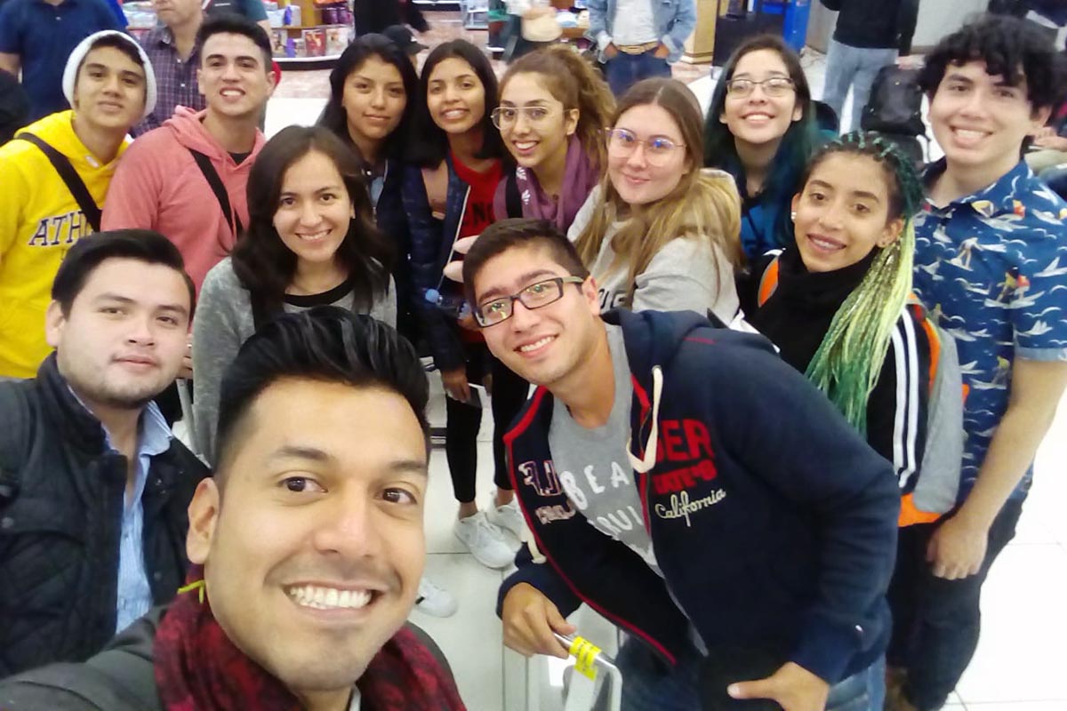 3 / 4 - Comitiva en el aeropuerto de Los Angeles. 3 / 4 - Comitiva en el aeropuerto de Los Angeles.