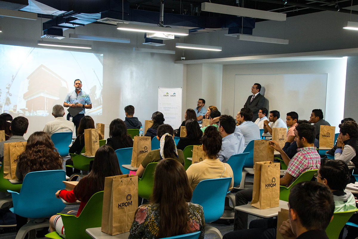 2 / 12 - Firma de convenio de colaboración con KROM 2 / 12 - Firma de convenio de colaboración con KROM