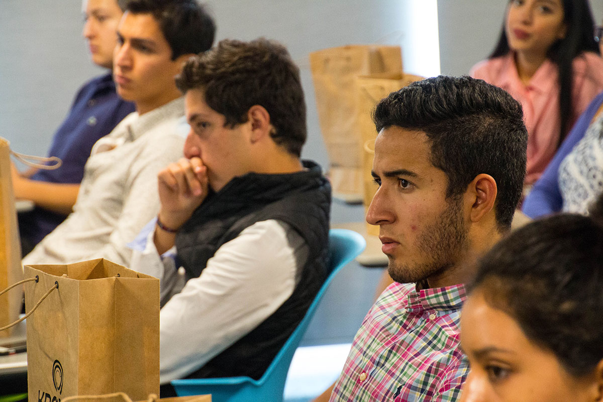 3 / 12 - Firma de convenio de colaboración con KROM 3 / 12 - Firma de convenio de colaboración con KROM