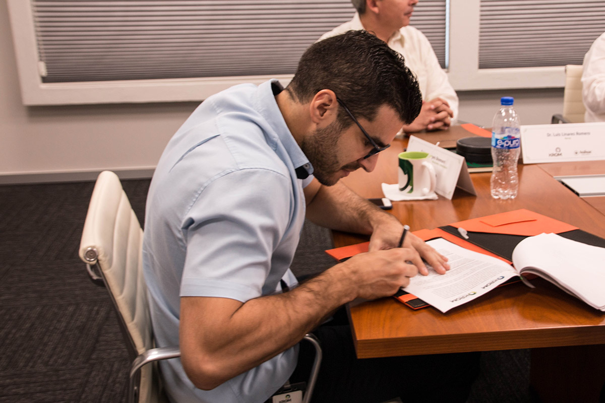 7 / 12 - Firma de convenio de colaboración con KROM 7 / 12 - Firma de convenio de colaboración con KROM