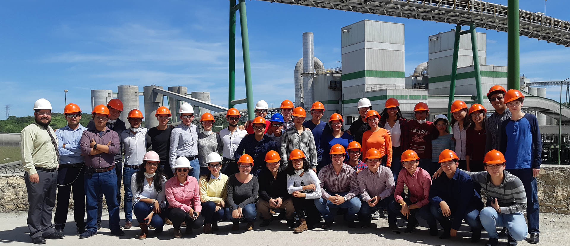 Alumnos de Ingeniería visitan la planta de Cementos Moctezuma