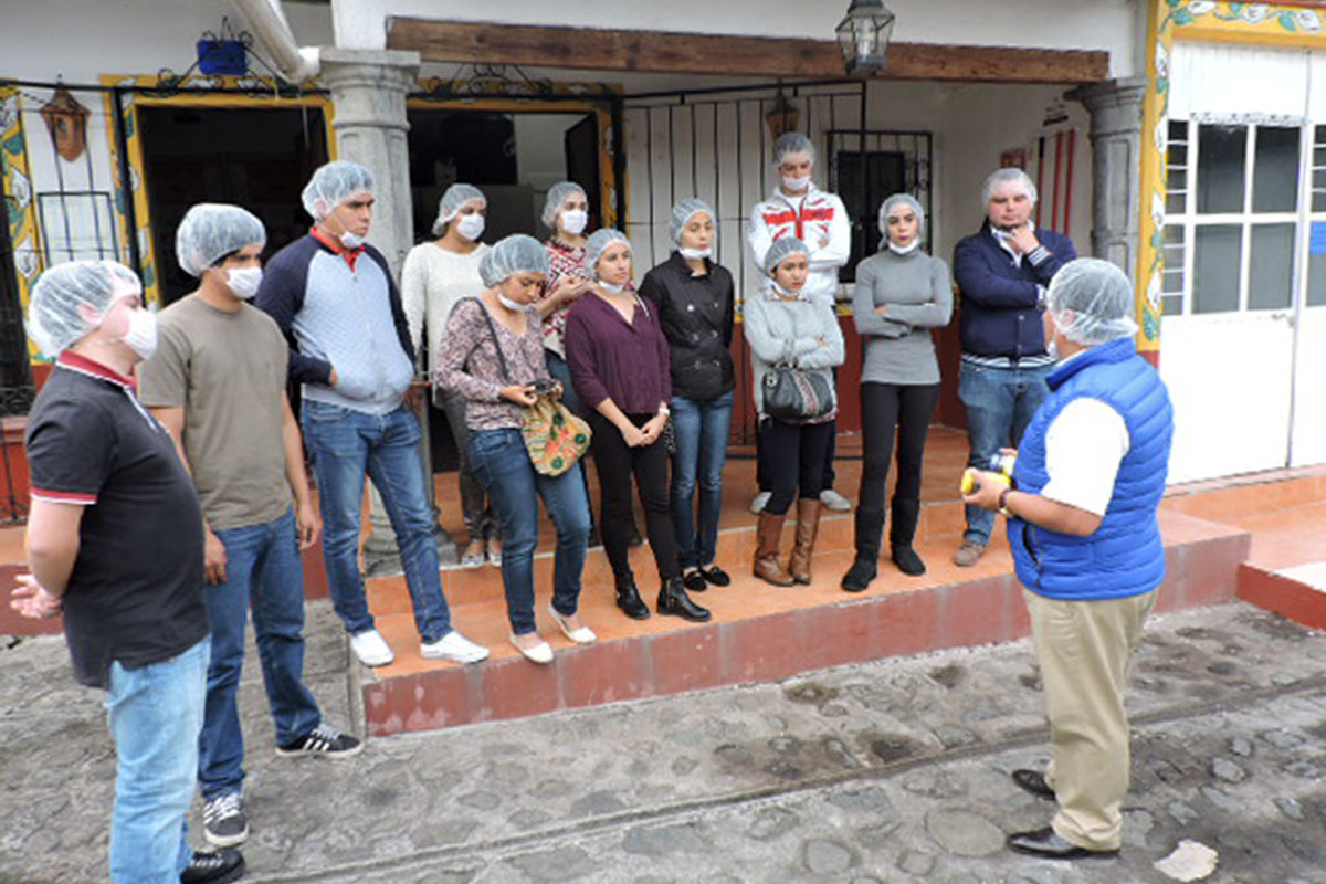 2 / 5 - Alumnos visitan Mole Xiqueño 2 / 5 - Alumnos visitan Mole Xiqueño