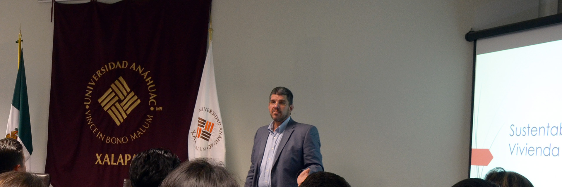 Gerente general de Invivienda imparte conferencia magistral