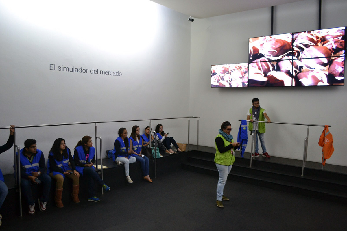 2 / 7 - Visita a Banco de México 2 / 7 - Visita a Banco de México