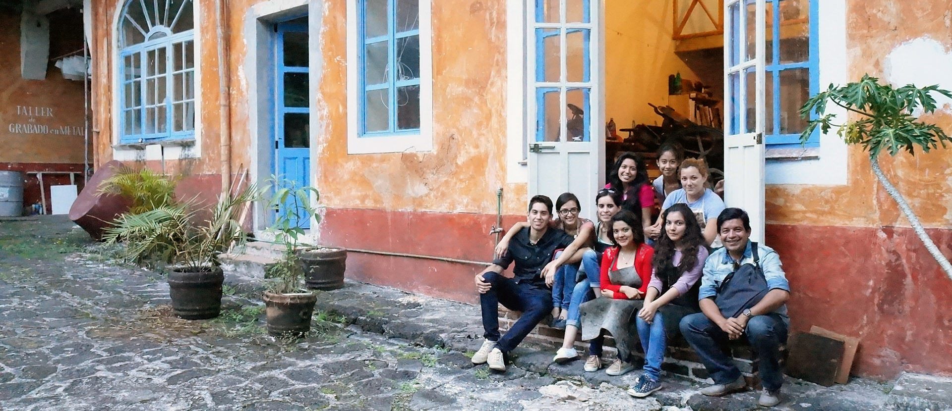 Alumnos de Diseño Gráfico visitan La Ceiba Gráfica