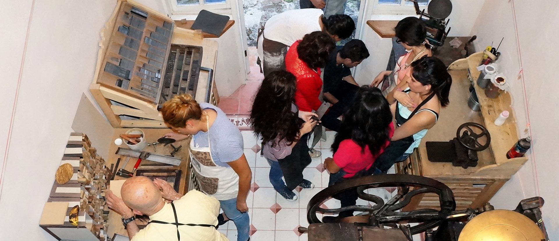 Alumnos de Diseño Gráfico visitan La Ceiba Gráfica