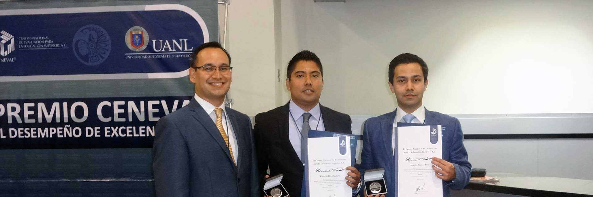 Alumnos de Escuela de Derecho obtienen premio de Excelencia Nacional