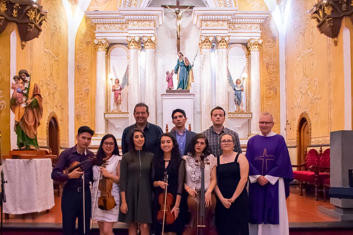 9 / 10 - El talento del Ensamble Clásico Anáhuac hace gala en la Iglesia de San José, la más