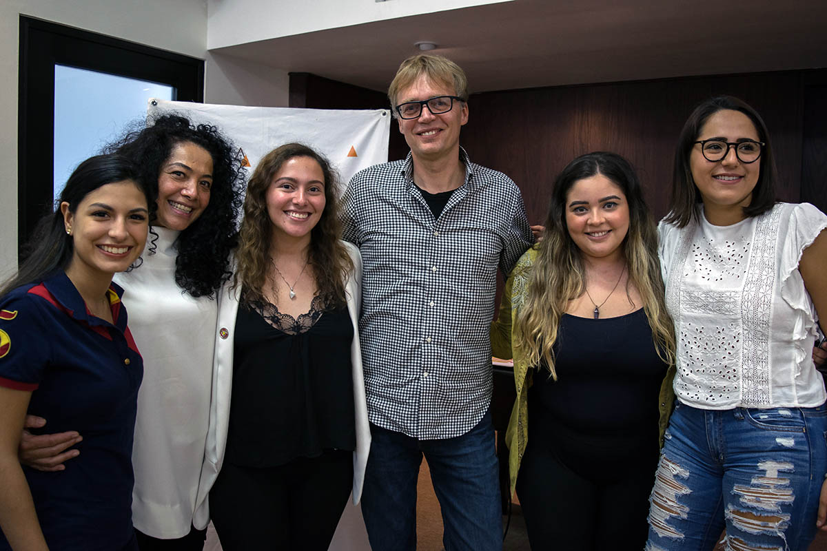 4 / 4 - Directiva de Grupo Vértice con los fundadores de Ubunto Mundo. 4 / 4 - Directiva de Grupo Vértice con los fundadores de Ubunto Mundo.