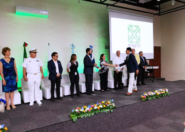 1 / 6 - Hugo Castillo Virués recibe reconocimiento del Dr. Gerardo Tajonar Castro. 1 / 6 - Hugo Castillo Virués recibe reconocimiento del Dr. Gerardo Tajonar Castro.