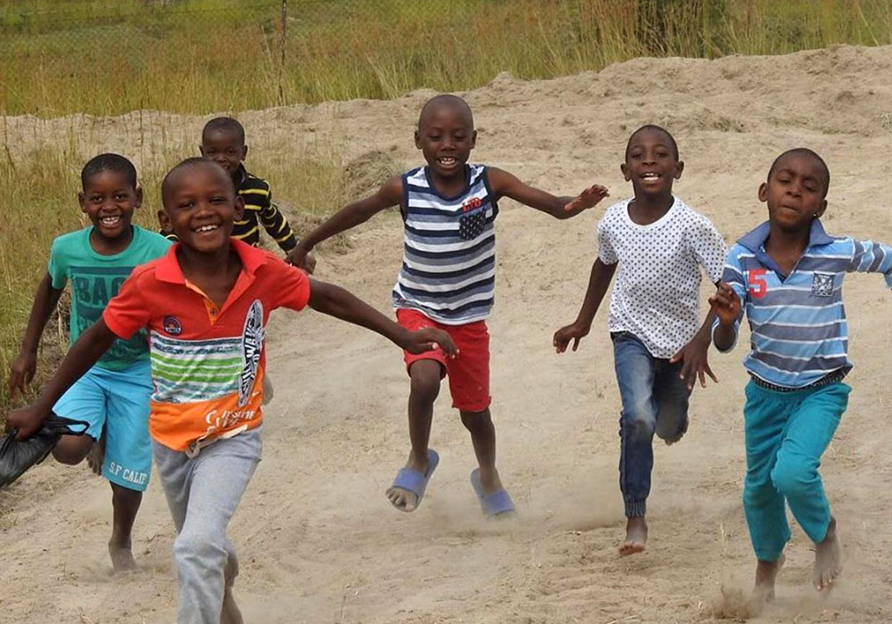 5 / 5 - Satisfacer las necesidades primarias de los niños: salud, nutrición y educación. 5 / 5 - Satisfacer las necesidades primarias de los niños: salud, nutrición y educación.