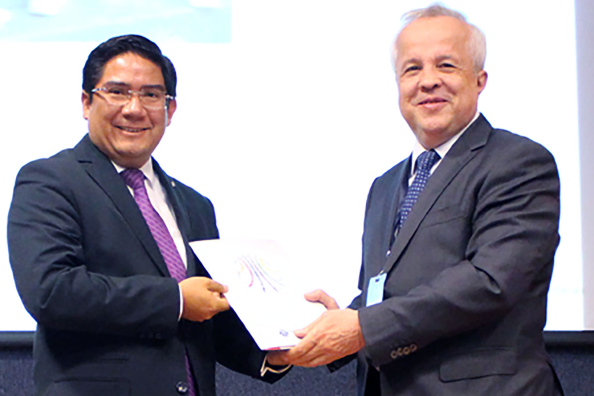 6 / 6 - Mtro. Elí Marín Illescas con el Dr. Marek Kreglewski. 6 / 6 - Mtro. Elí Marín Illescas con el Dr. Marek Kreglewski.