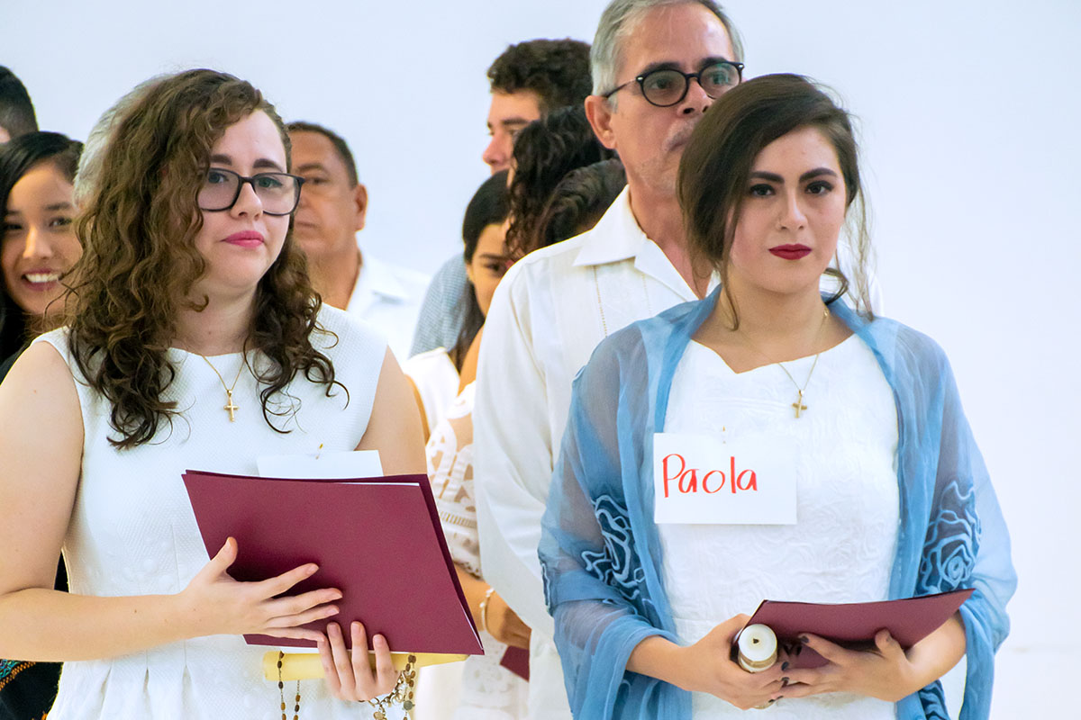 1 / 7 - Seis Alumnos Reciben el Sacramento de la Confirmación