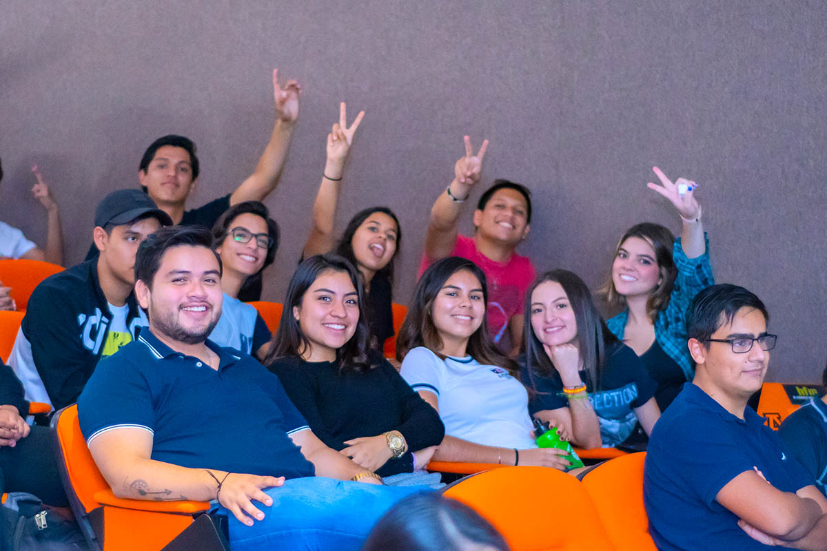 1 / 5 - La Escuela de Comunicación y Dirección de Empresas de Entretenimiento inicia la Serie