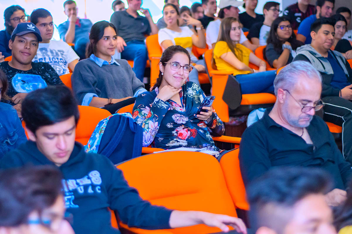 2 / 5 - La Escuela de Comunicación y Dirección de Empresas de Entretenimiento inicia la Serie