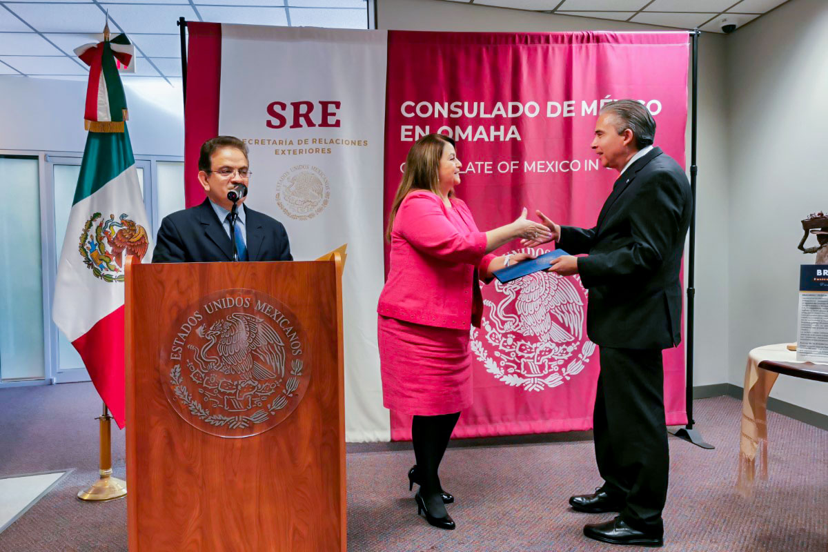 3 / 3 - El Consulado de México en Omaha entrega Reconocimiento al Dr. Luis Linares Romero 3 / 3 - El Consulado de México en Omaha entrega Reconocimiento al Dr. Luis Linares Romero