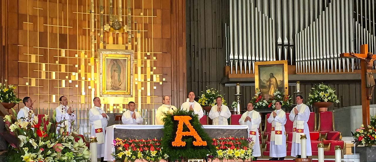 Jóvenes Universitarios Anáhuac a los Pies de la Guadalupana