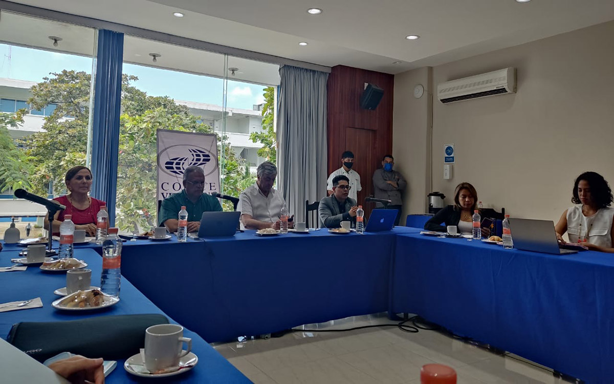 2 / 3 - Visita de Ingeniería y Negocios Internacionales a la Sesión Bimestral del COMCE Veracruz 2 / 3 - Visita de Ingeniería y Negocios Internacionales a la Sesión Bimestral del COMCE Veracruz