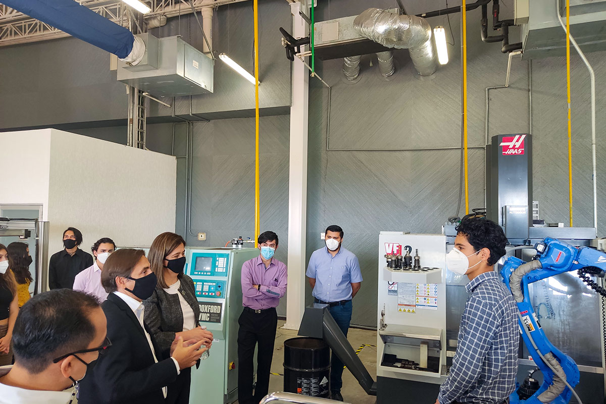 1 / 4 - Visita de Directivos de TenerisTamsa al Laboratorio de Ingeniería del campus