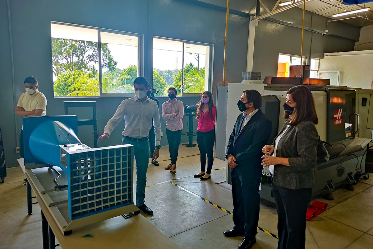 2 / 4 - Visita de Directivos de TenerisTamsa al Laboratorio de Ingeniería del campus