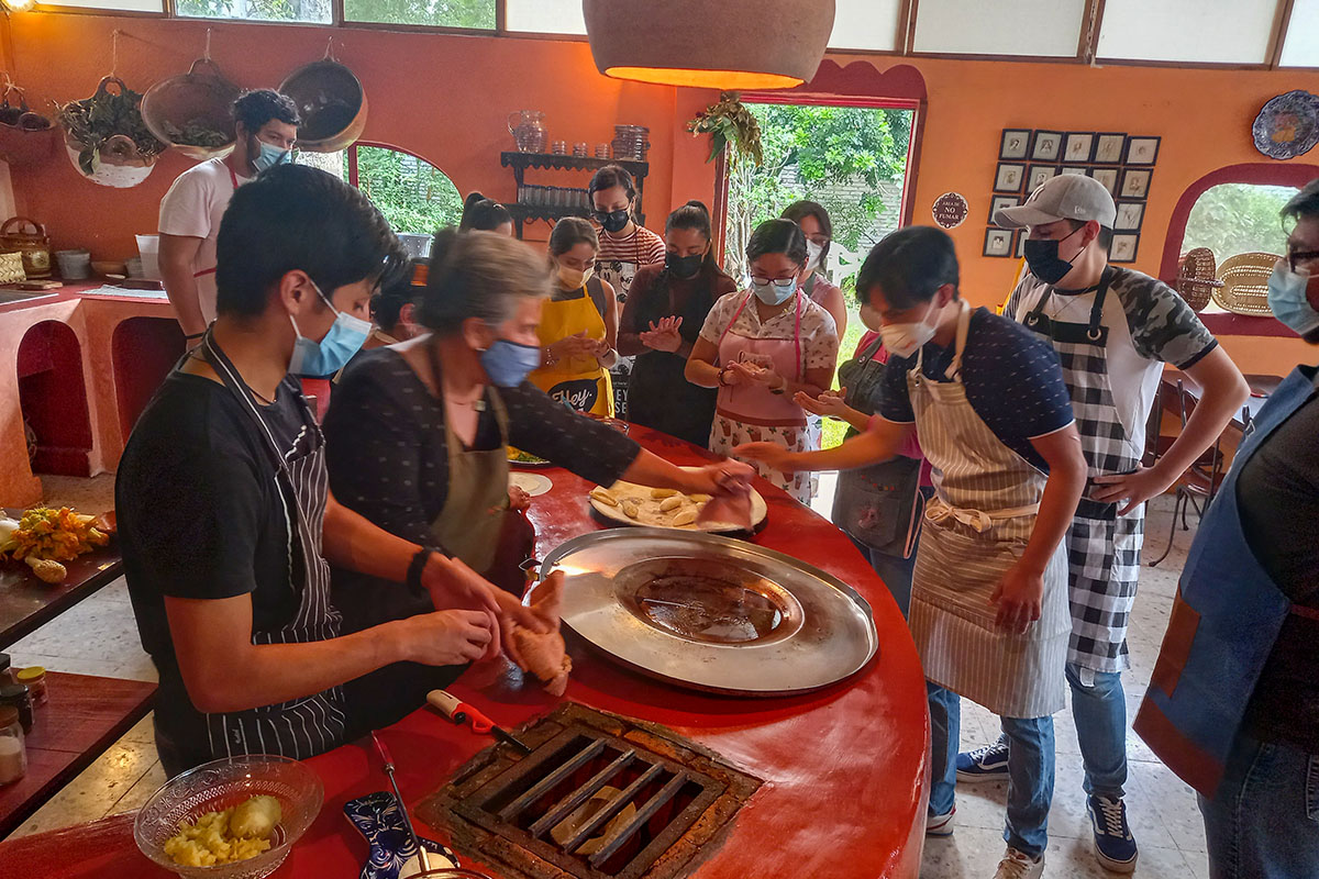 5 / 5 - Alumnos de Turismo Participaron en Acuyo Taller de Cocina Tradicional 5 / 5 - Alumnos de Turismo Participaron en Acuyo Taller de Cocina Tradicional