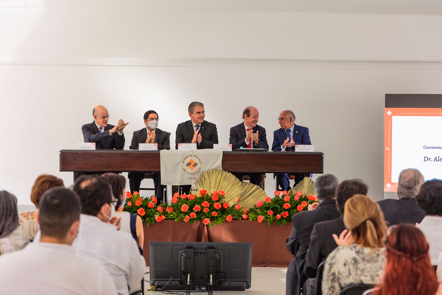 8 / 12 - Homenaje al Dr. Alejandro Escobar Mesa 8 / 12 - Homenaje al Dr. Alejandro Escobar Mesa