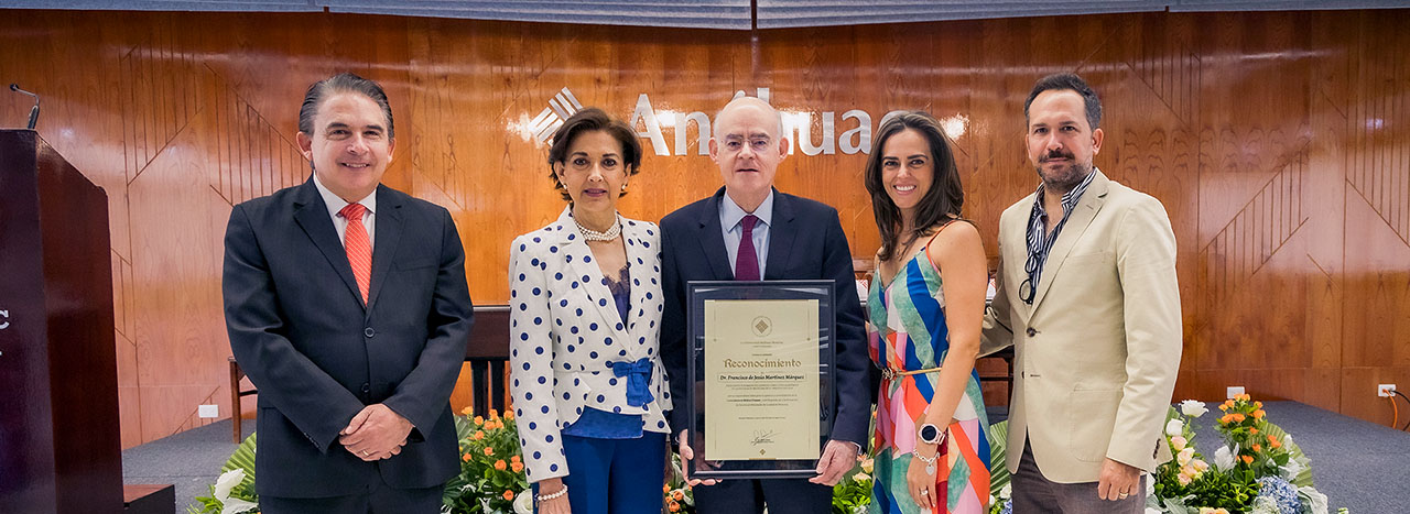 Ceremonia de Agradecimiento al Dr. Francisco de Jesús Martínez Márquez