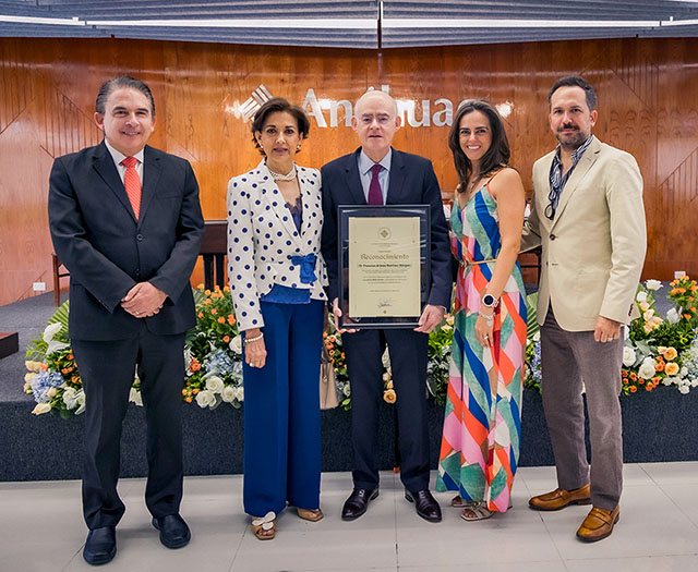 Ceremonia de Agradecimiento al Dr. Francisco de Jesús Martínez Márquez