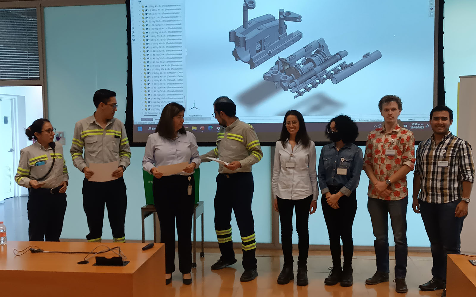 11 / 11 - Alumnos de la Escuela de Ingeniería Desarrollan Proyecto en Tenaris Tamsa
