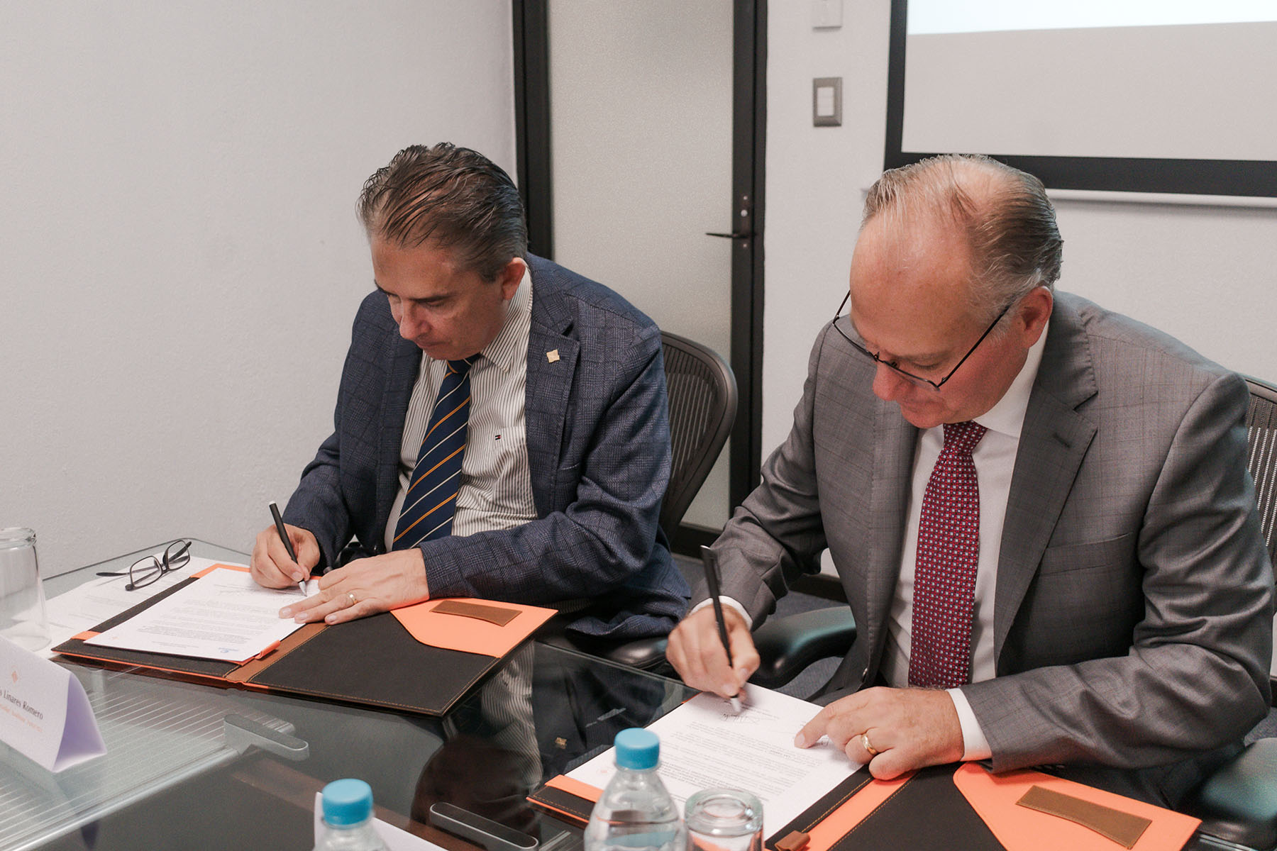 4 / 6 - Firma de Convenio de Colaboración con ISQUISA 4 / 6 - Firma de Convenio de Colaboración con ISQUISA