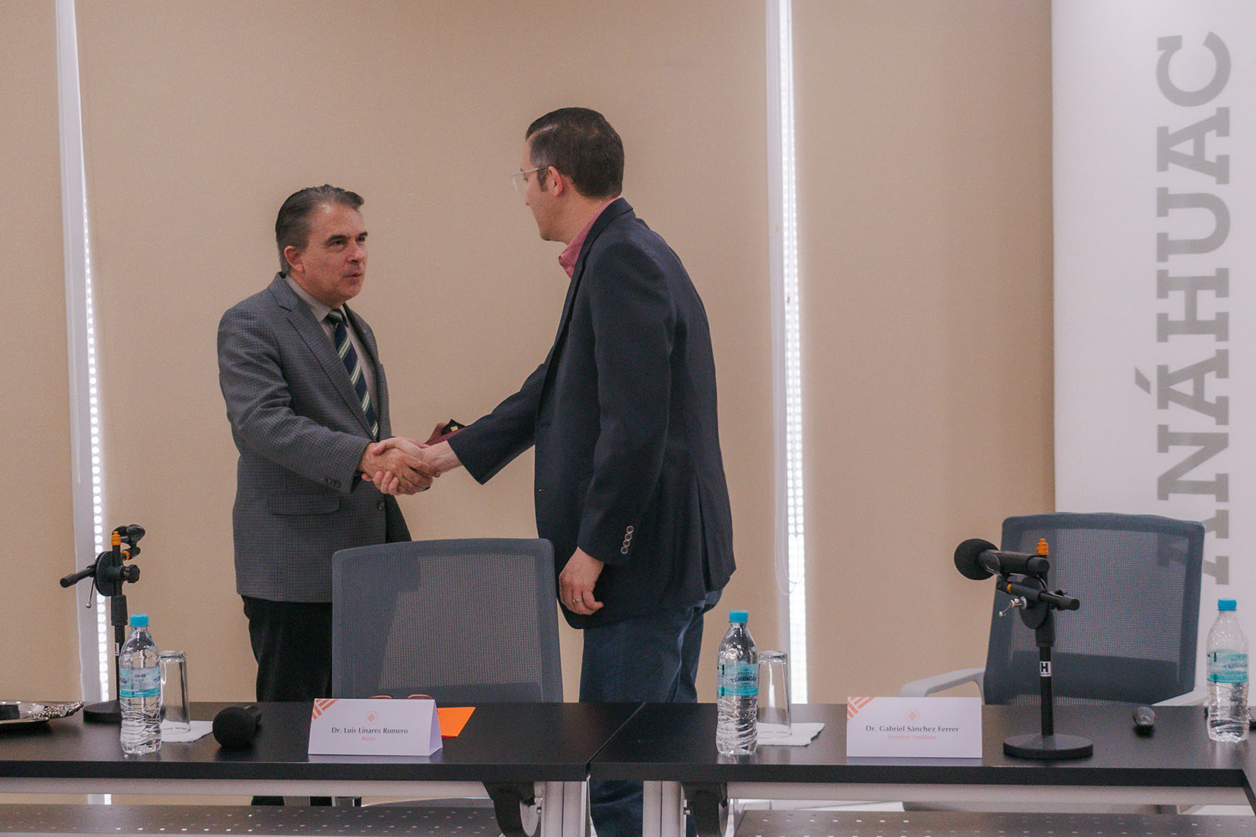 6 / 25 - Instauración del Consejo Consultivo Académico de la Escuela de Medicina 6 / 25 - Instauración del Consejo Consultivo Académico de la Escuela de Medicina