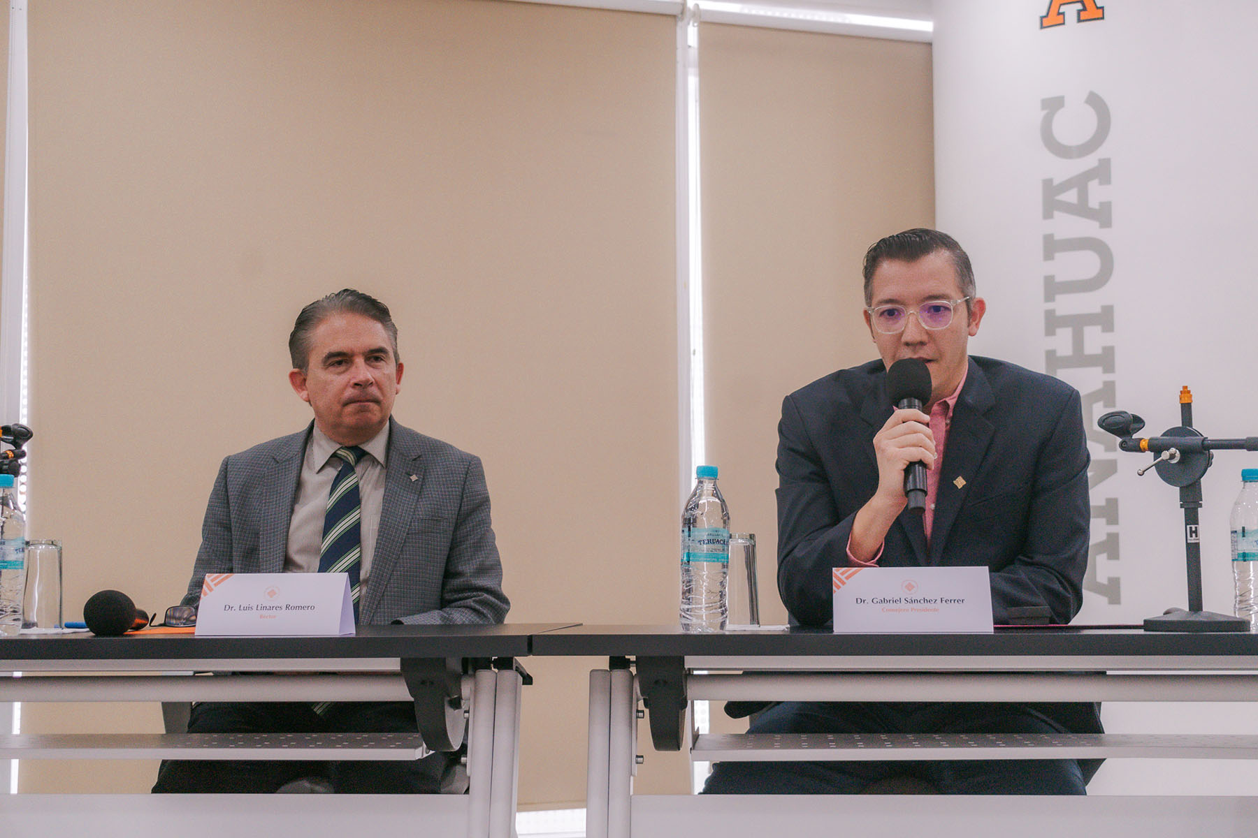 16 / 25 - Instauración del Consejo Consultivo Académico de la Escuela de Medicina 16 / 25 - Instauración del Consejo Consultivo Académico de la Escuela de Medicina