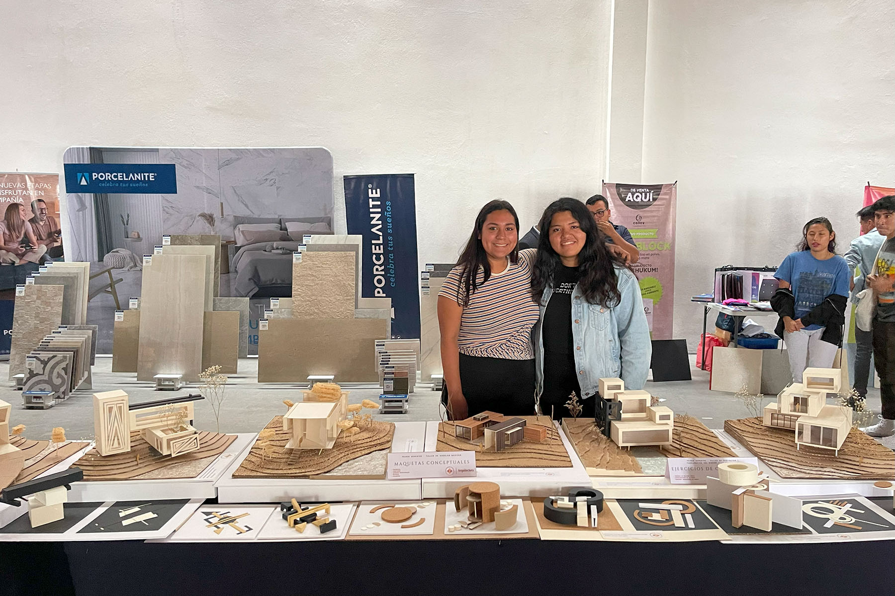 1 / 8 - Estudiantes de 1.er Semestre Participan en Muestra de la Expo Arquitectura 2023