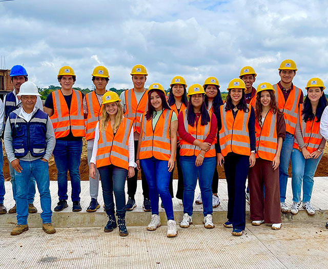 Alumnos de Arquitectura de Primer Semestre Realizan Visita de Campo a Proyecto de Urbanización