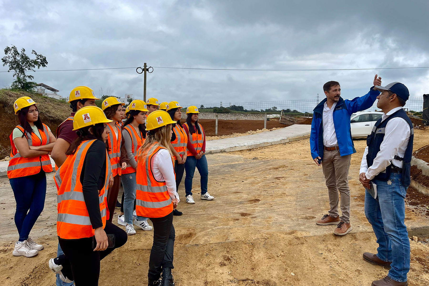 1 / 10 - Alumnos de Arquitectura de Primer Semestre Realizan Visita de Campo a Proyecto de