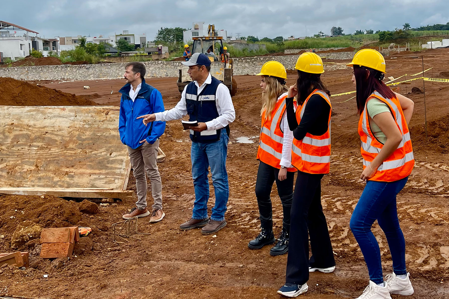 2 / 10 - Alumnos de Arquitectura de Primer Semestre Realizan Visita de Campo a Proyecto de