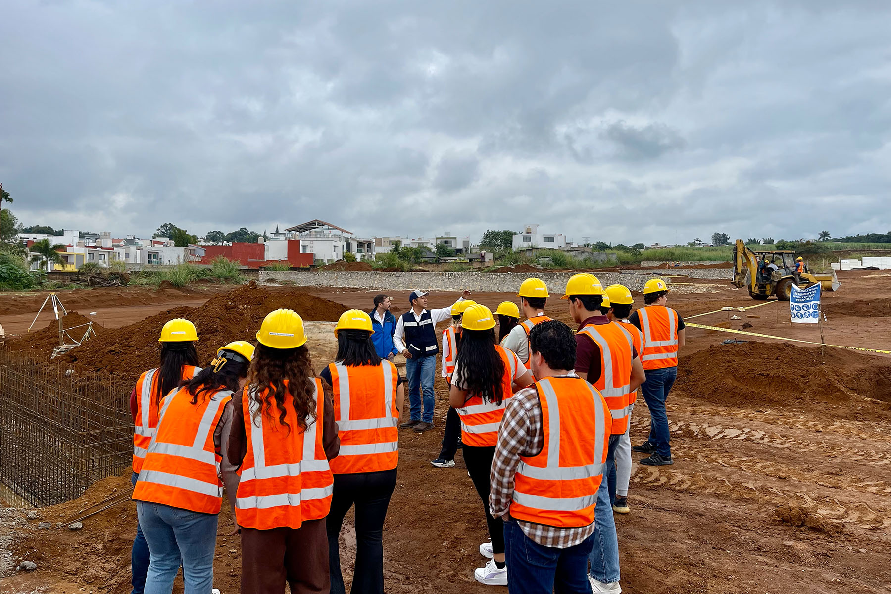 3 / 10 - Alumnos de Arquitectura de Primer Semestre Realizan Visita de Campo a Proyecto de