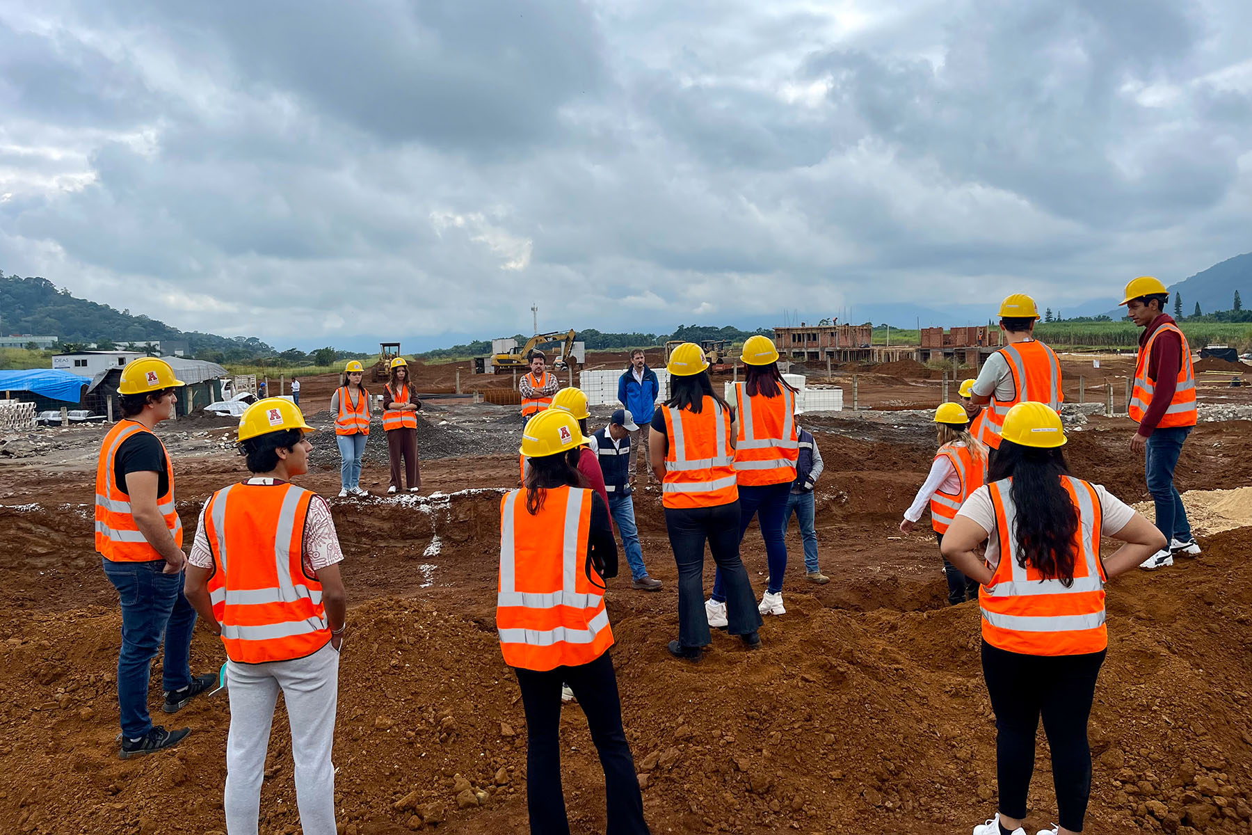 6 / 10 - Alumnos de Arquitectura de Primer Semestre Realizan Visita de Campo a Proyecto de