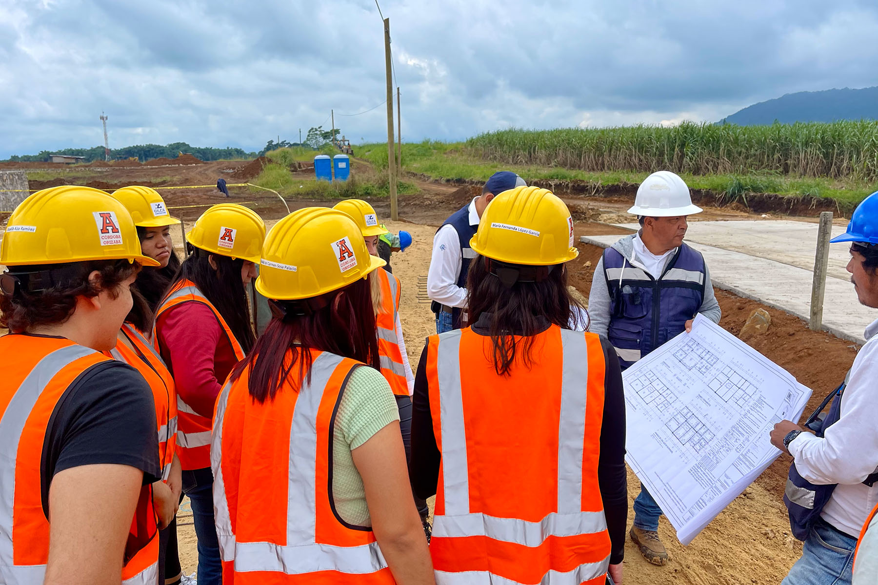 7 / 10 - Alumnos de Arquitectura de Primer Semestre Realizan Visita de Campo a Proyecto de