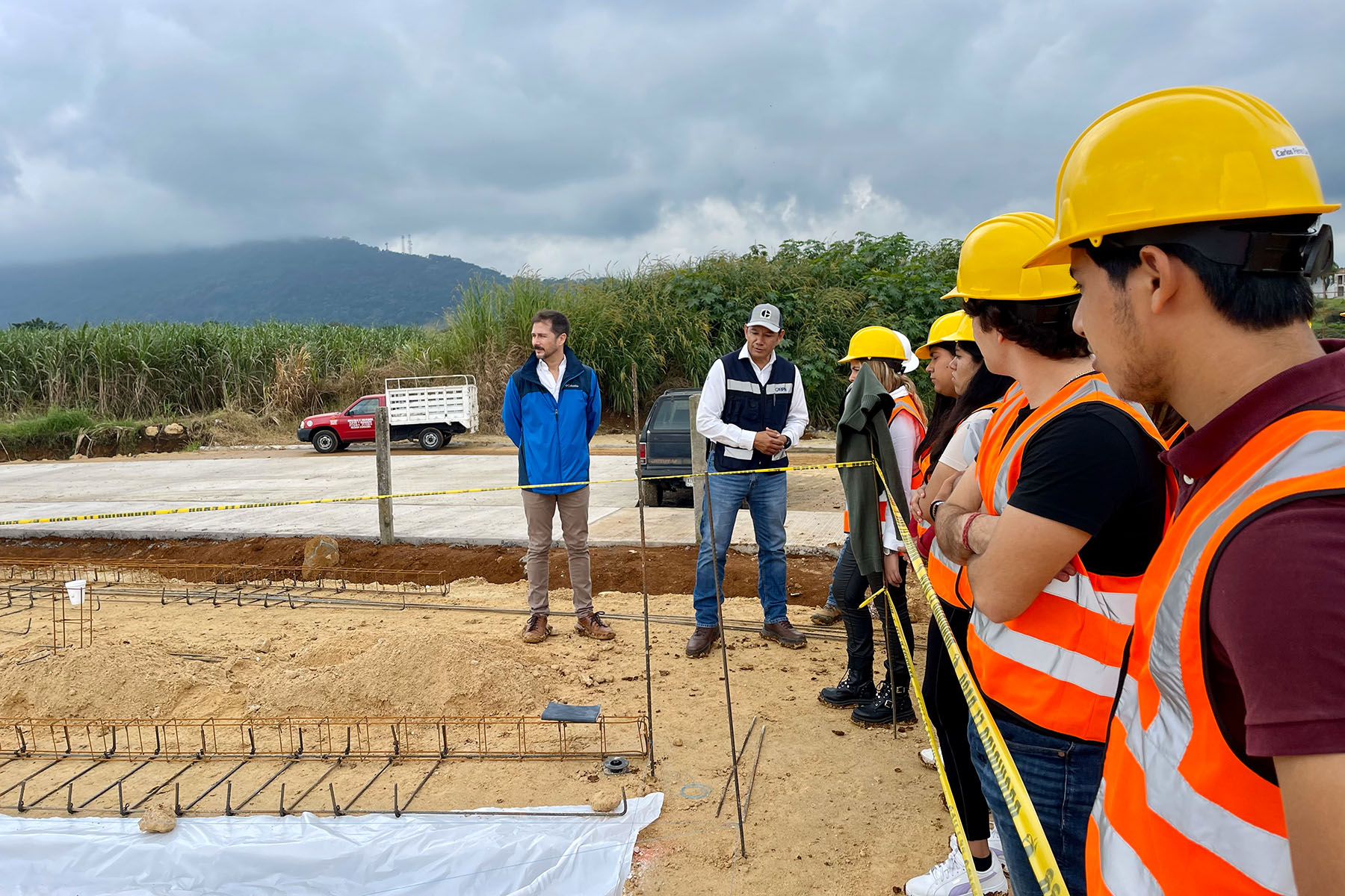 8 / 10 - Alumnos de Arquitectura de Primer Semestre Realizan Visita de Campo a Proyecto de